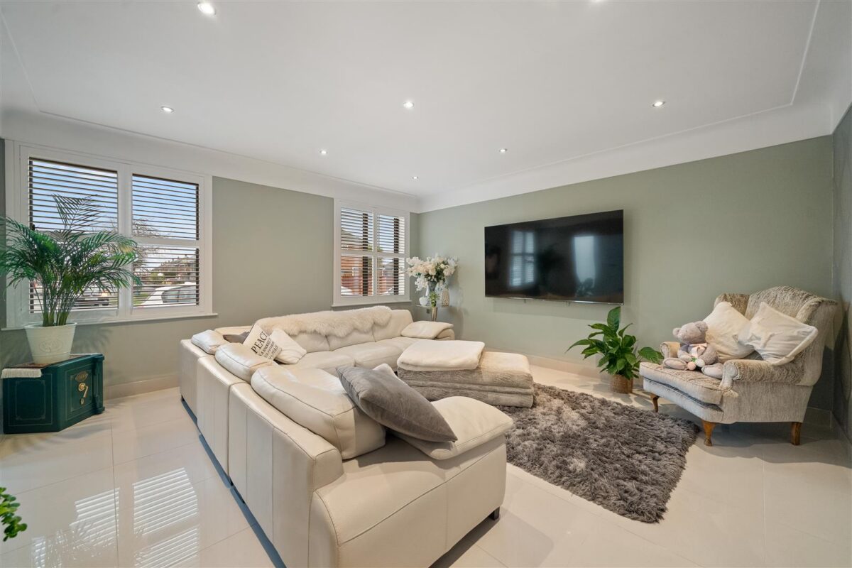 Bull Bridge Lane, Aintree Village