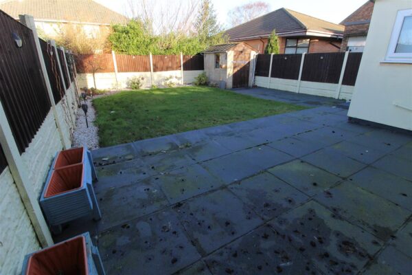 Shrewsbury Avenue, Aintree Village