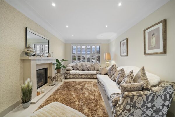 Bull Bridge Lane, Aintree Village