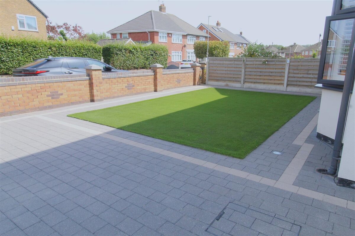 Felsted Drive, Aintree Village