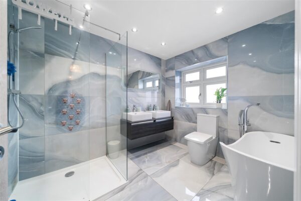 Felsted Drive, Aintree Village