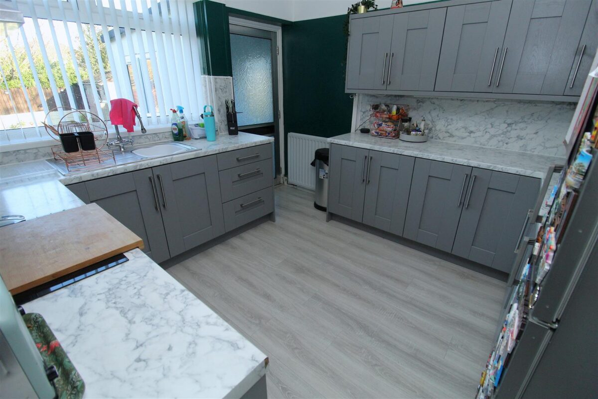 Shrewsbury Avenue, Aintree Village