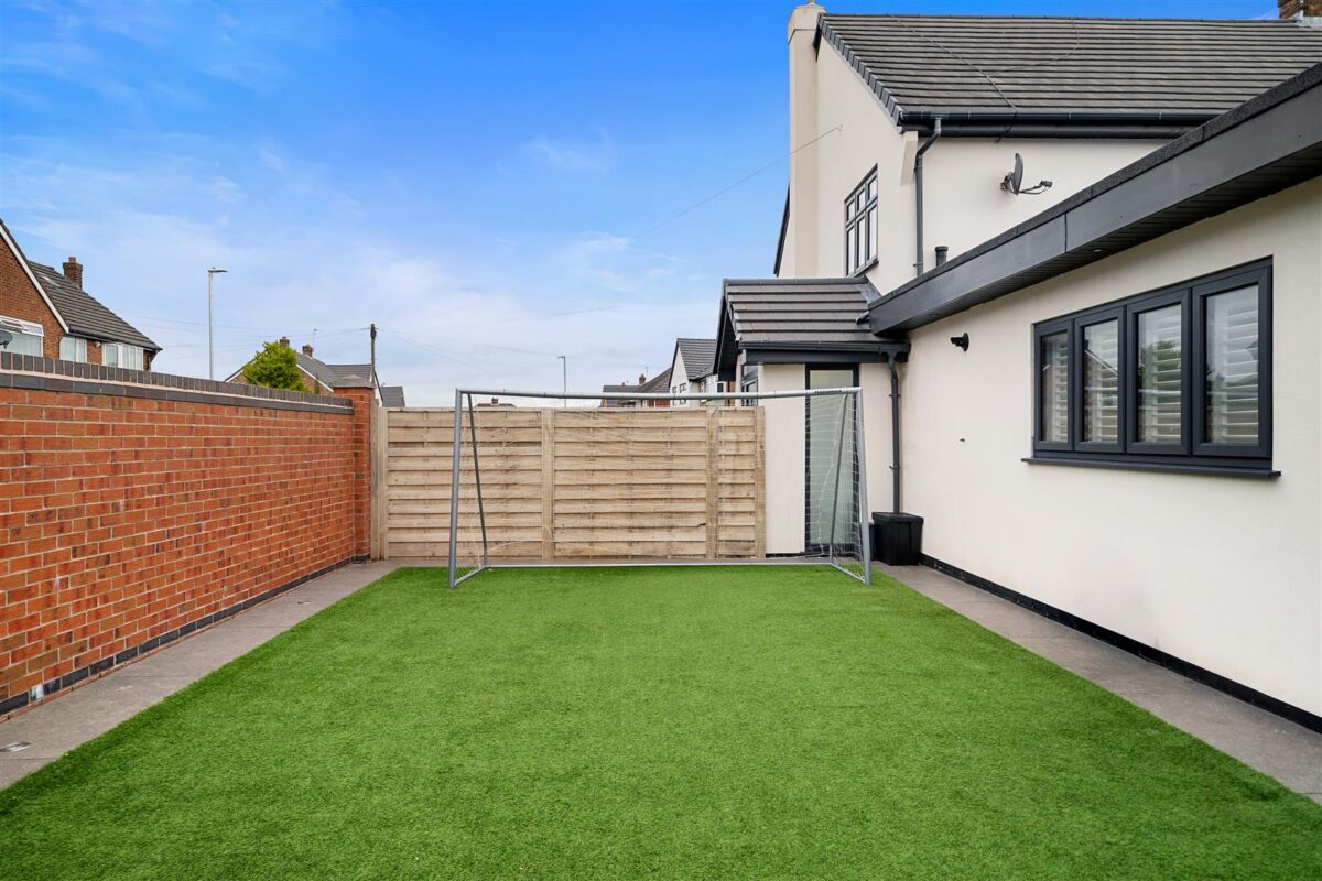 Felsted Drive, Aintree Village