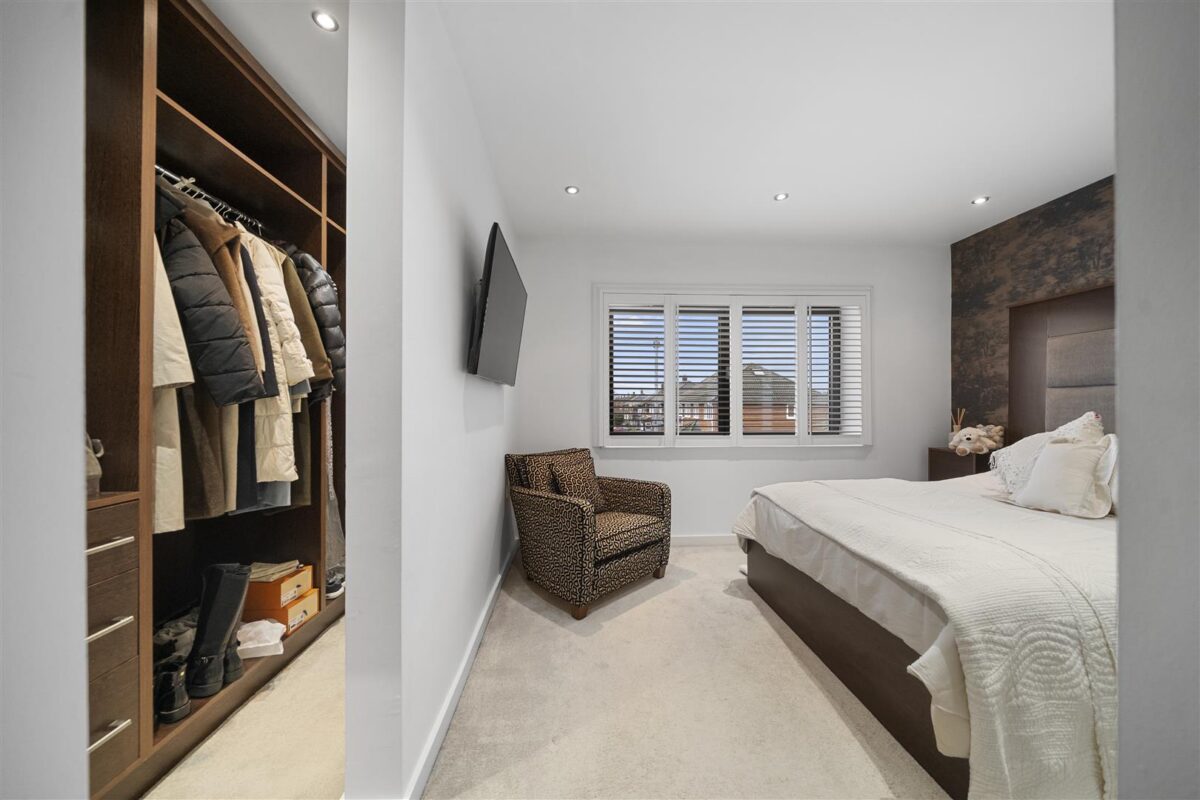 Bull Bridge Lane, Aintree Village