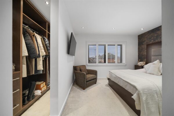 Bull Bridge Lane, Aintree Village