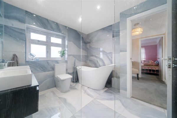 Felsted Drive, Aintree Village