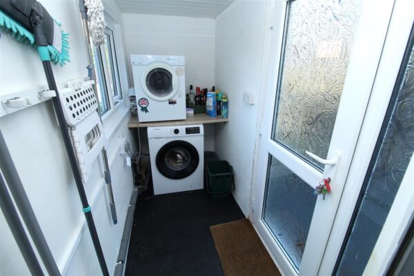 Shrewsbury Avenue, Aintree Village