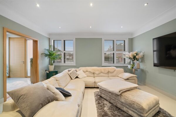 Bull Bridge Lane, Aintree Village