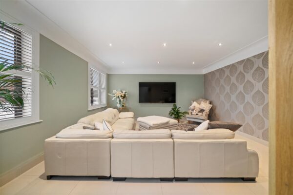 Bull Bridge Lane, Aintree Village