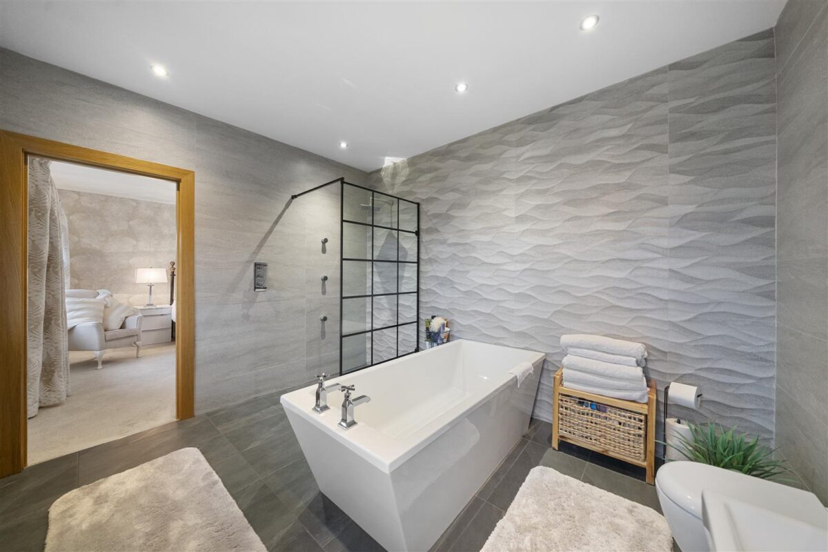 Bull Bridge Lane, Aintree Village