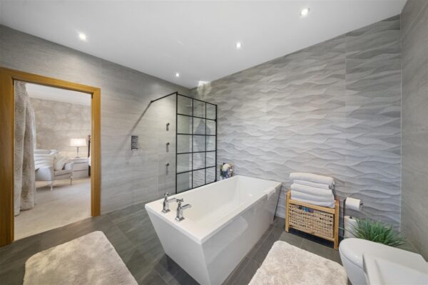 Bull Bridge Lane, Aintree Village