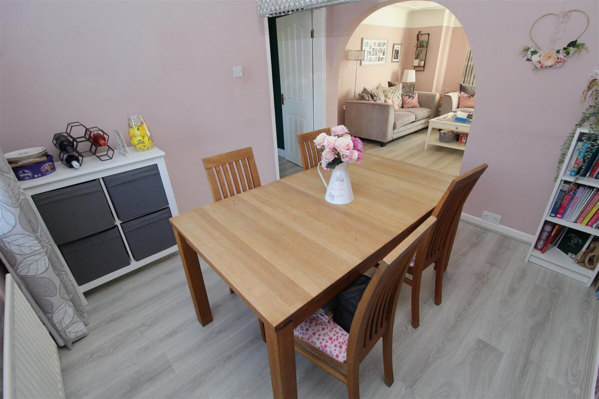 Shrewsbury Avenue, Aintree Village