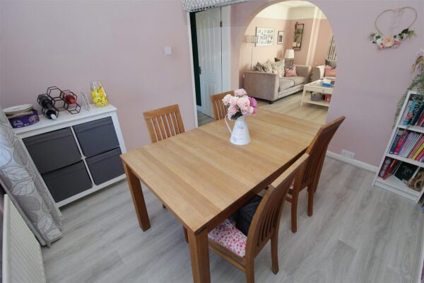 Shrewsbury Avenue, Aintree Village