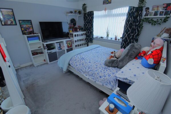 Shrewsbury Avenue, Aintree Village