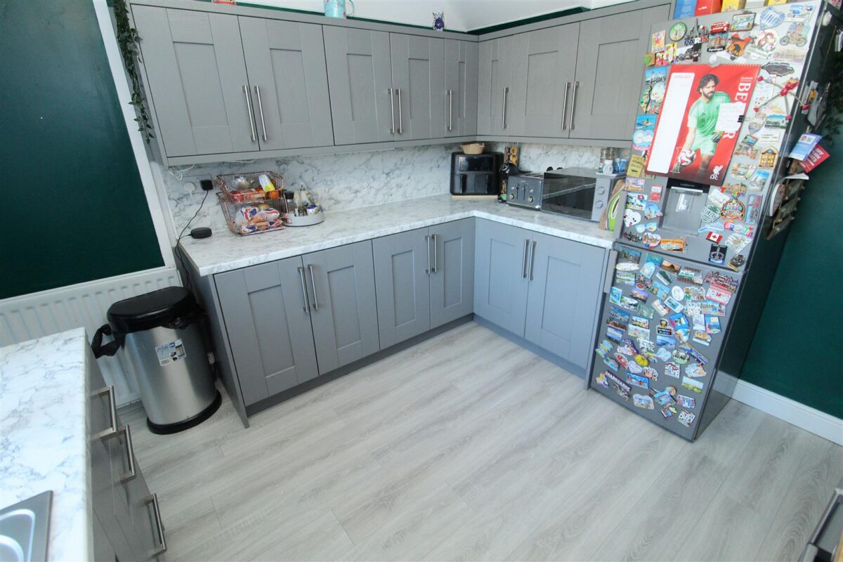 Shrewsbury Avenue, Aintree Village