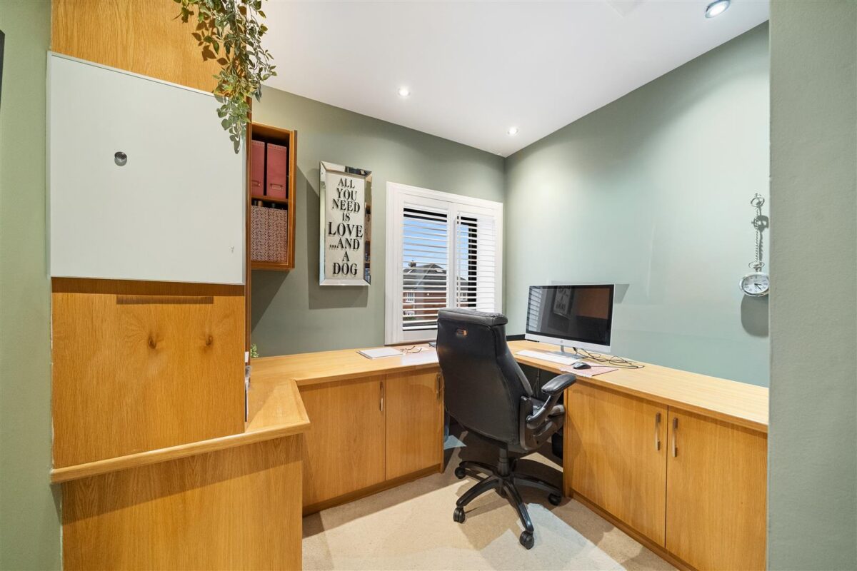 Bull Bridge Lane, Aintree Village