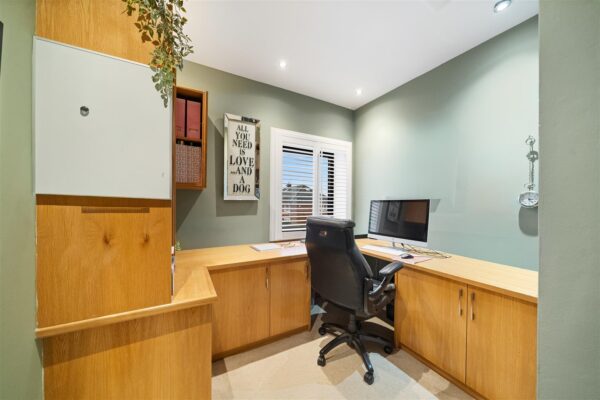 Bull Bridge Lane, Aintree Village