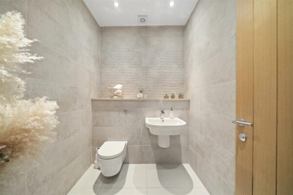 Bull Bridge Lane, Aintree Village