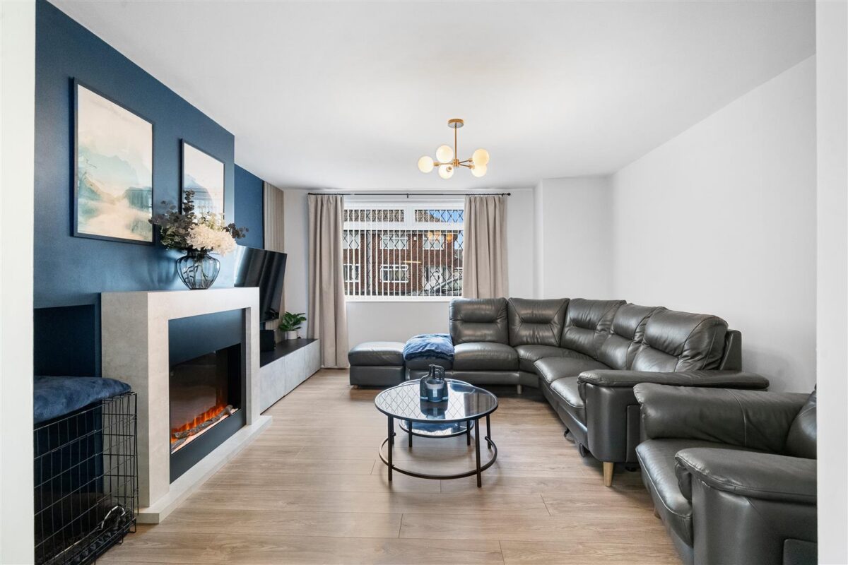 Bull Bridge Lane, Aintree Village