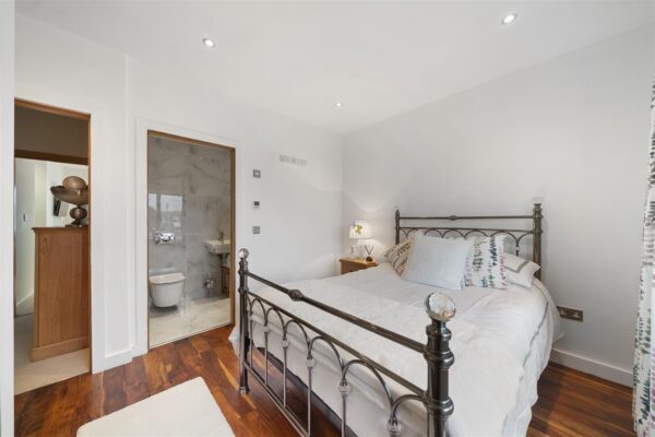 Bull Bridge Lane, Aintree Village