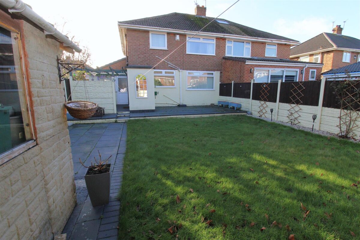 Shrewsbury Avenue, Aintree Village