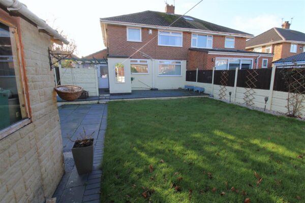 Shrewsbury Avenue, Aintree Village