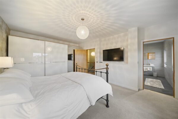 Bull Bridge Lane, Aintree Village