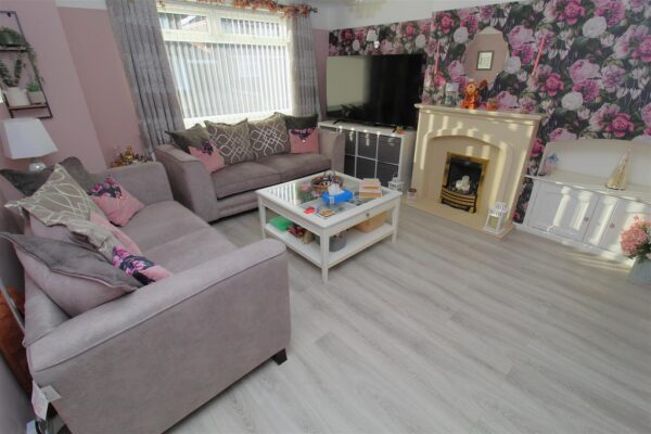 Shrewsbury Avenue, Aintree Village