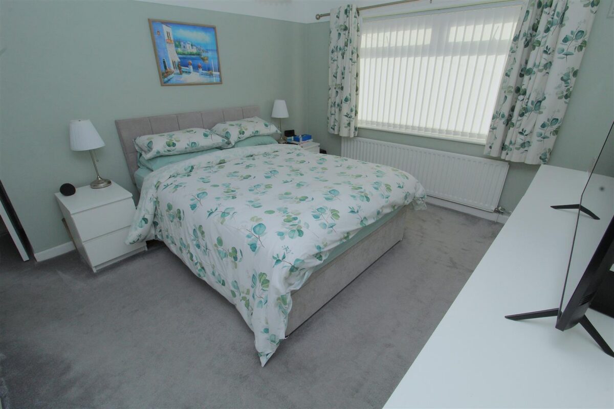 Shrewsbury Avenue, Aintree Village