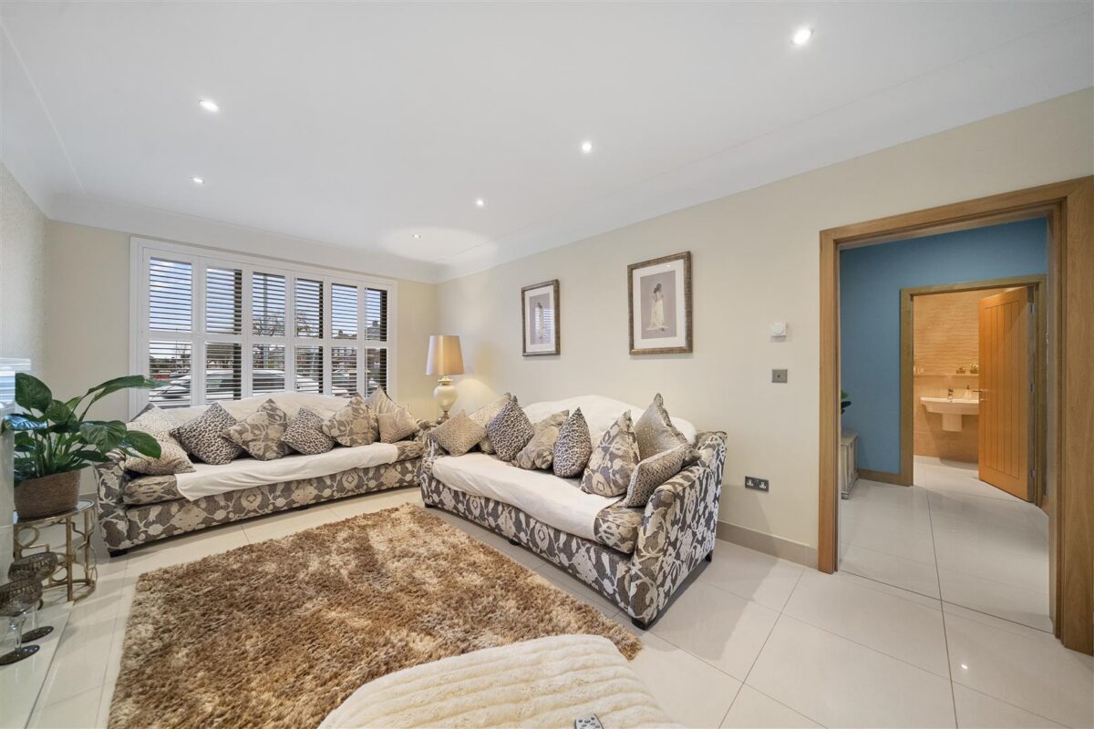 Bull Bridge Lane, Aintree Village