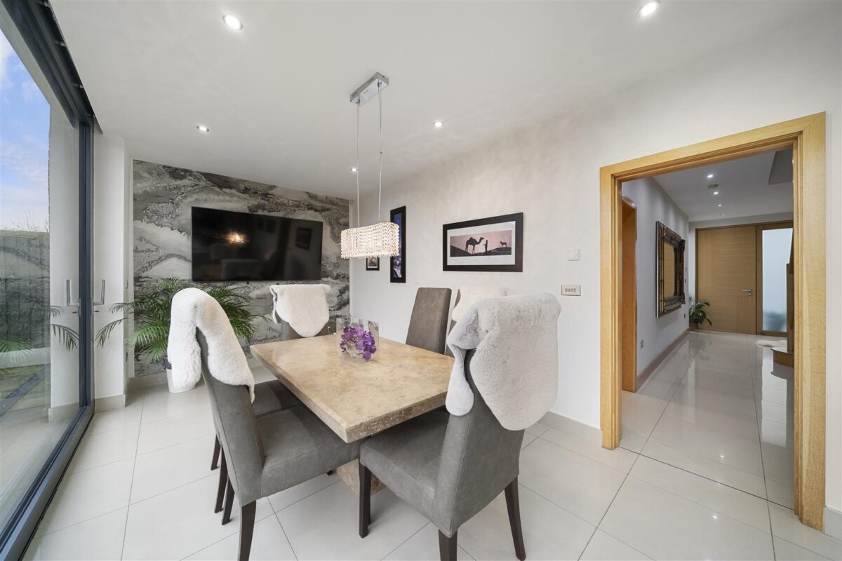 Bull Bridge Lane, Aintree Village