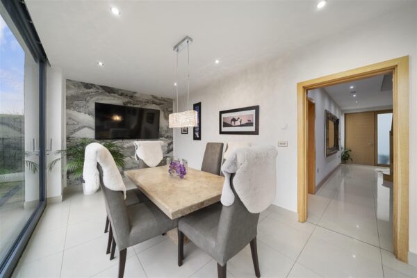 Bull Bridge Lane, Aintree Village