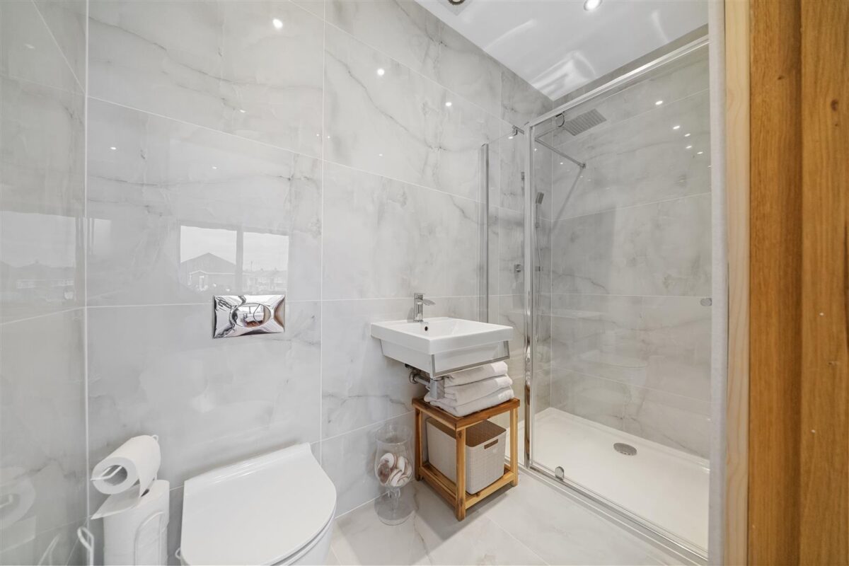 Bull Bridge Lane, Aintree Village