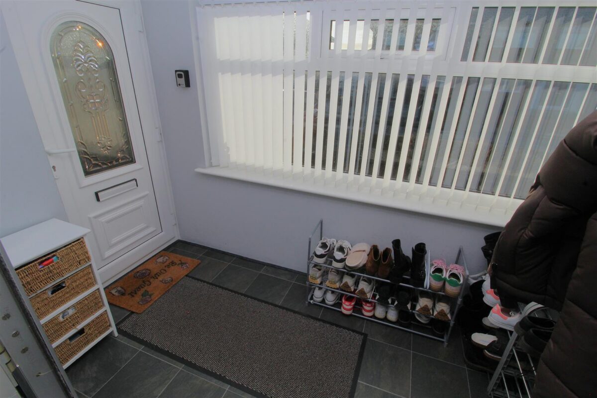 Shrewsbury Avenue, Aintree Village