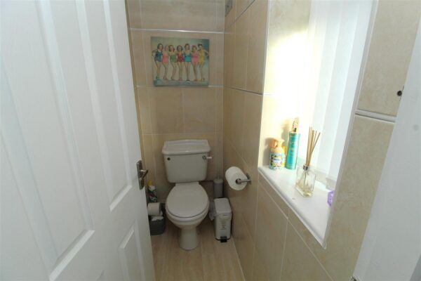 Shrewsbury Avenue, Aintree Village