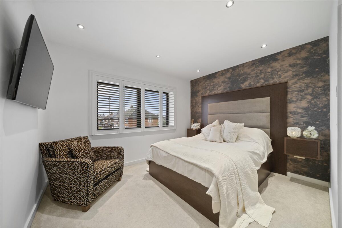 Bull Bridge Lane, Aintree Village