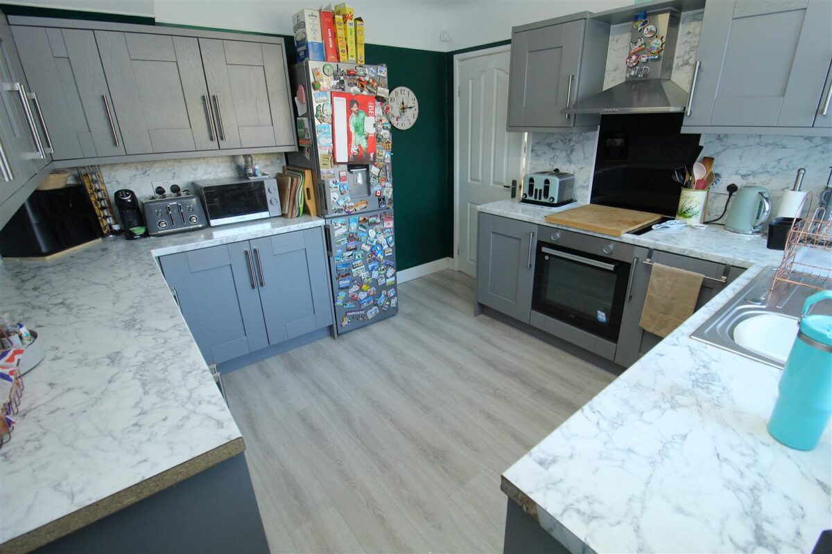 Shrewsbury Avenue, Aintree Village