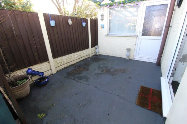 Shrewsbury Avenue, Aintree Village