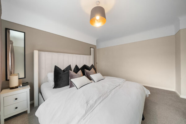 Bull Bridge Lane, Aintree Village