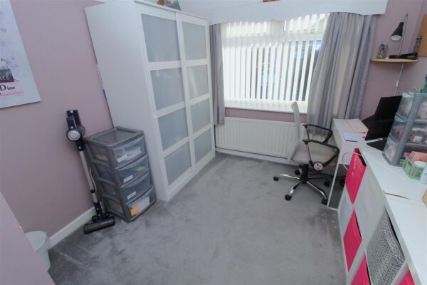 Shrewsbury Avenue, Aintree Village