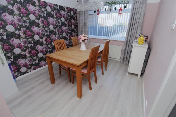 Shrewsbury Avenue, Aintree Village