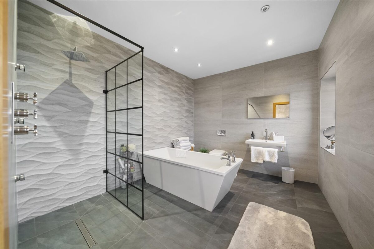 Bull Bridge Lane, Aintree Village