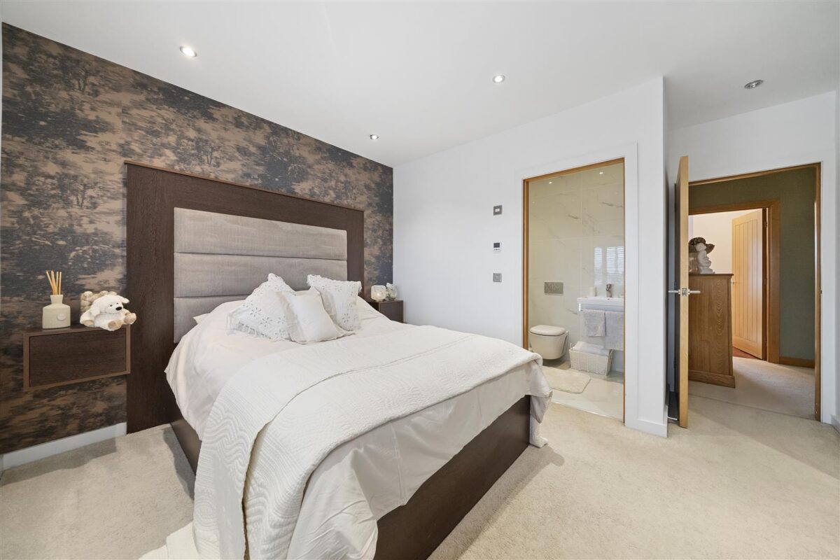 Bull Bridge Lane, Aintree Village