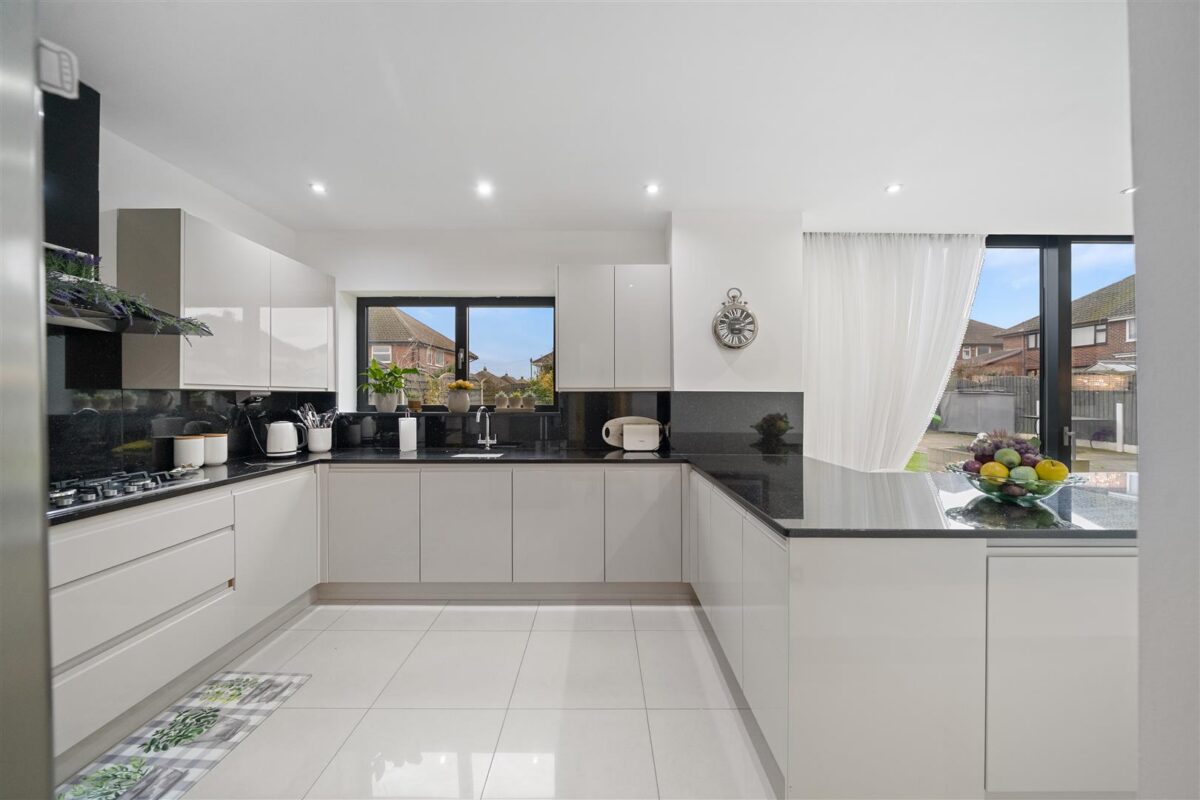 Bull Bridge Lane, Aintree Village