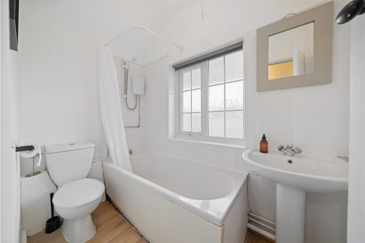 Oriel Drive, Aintree Village