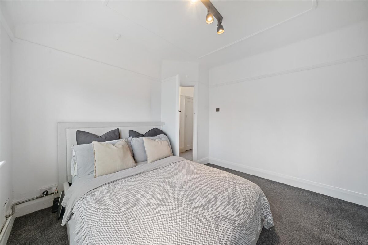 Oriel Drive, Aintree Village