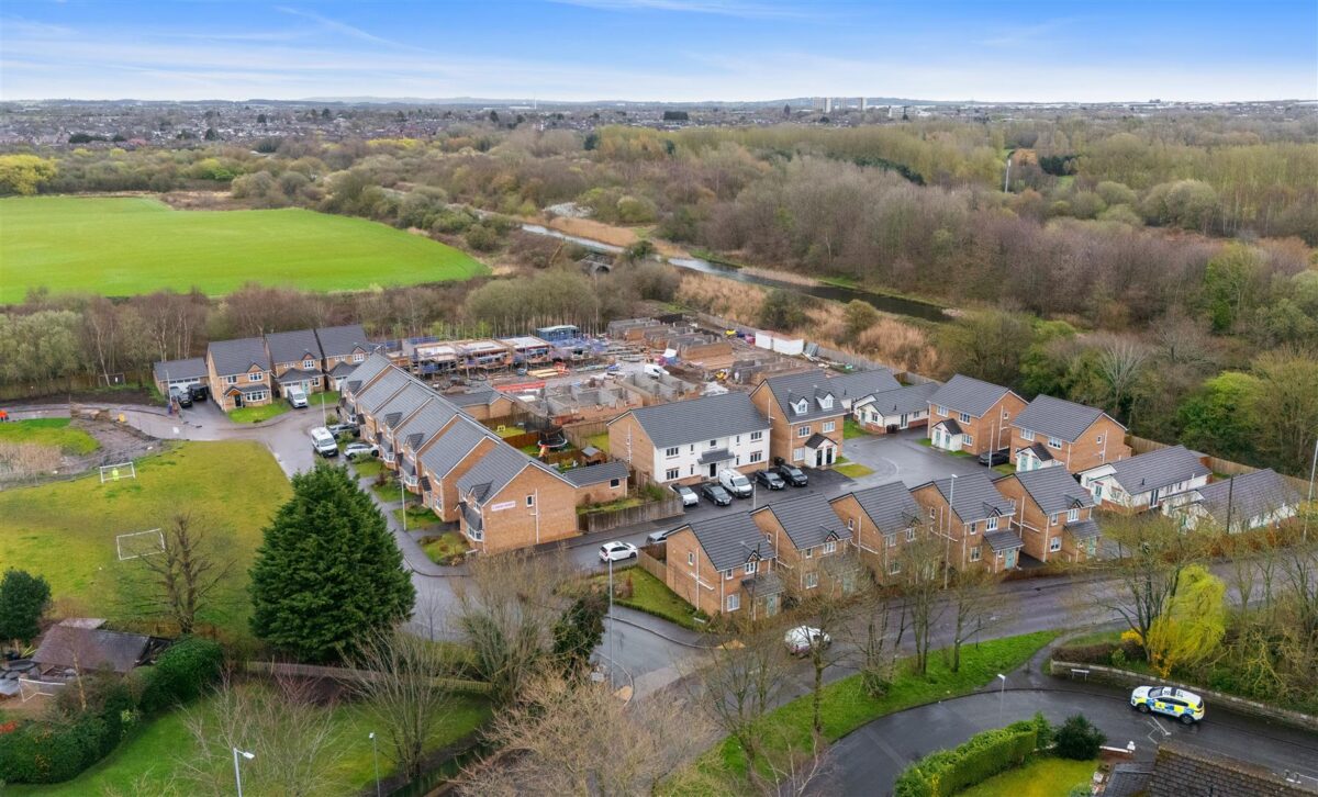 Westhead Green, Aintree Village