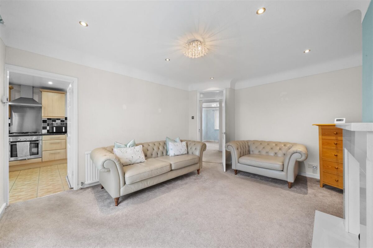 Lancing Drive, Aintree Village