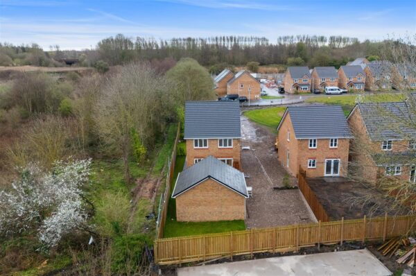 Westhead Green, Aintree Village