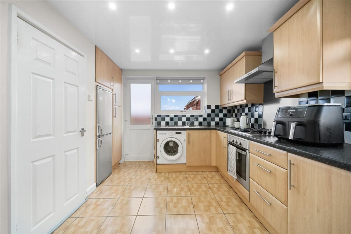 Lancing Drive, Aintree Village